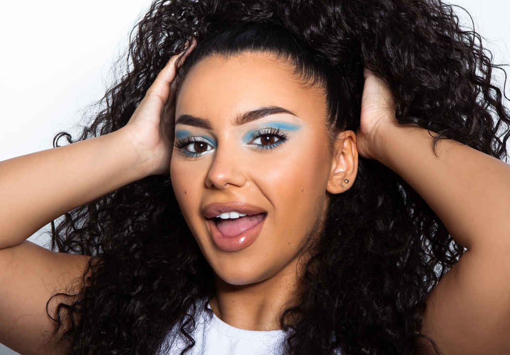 Makeup - Image 1 1050 x 732 px
